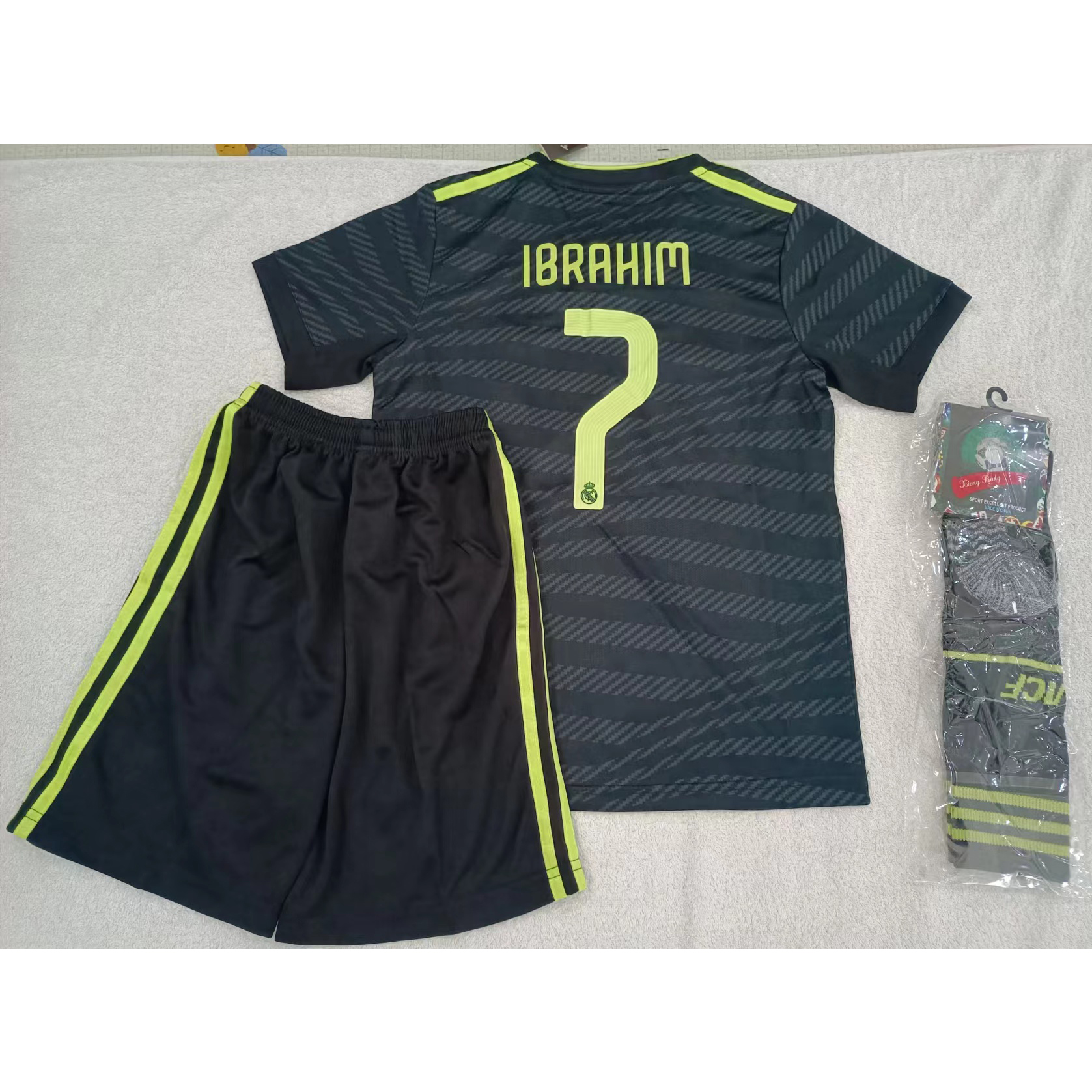 max maillots produits à prix réduits 2302109 Enfant Real Madrid IBRAHIM 7 + Chaussettes Taille 22 Noir