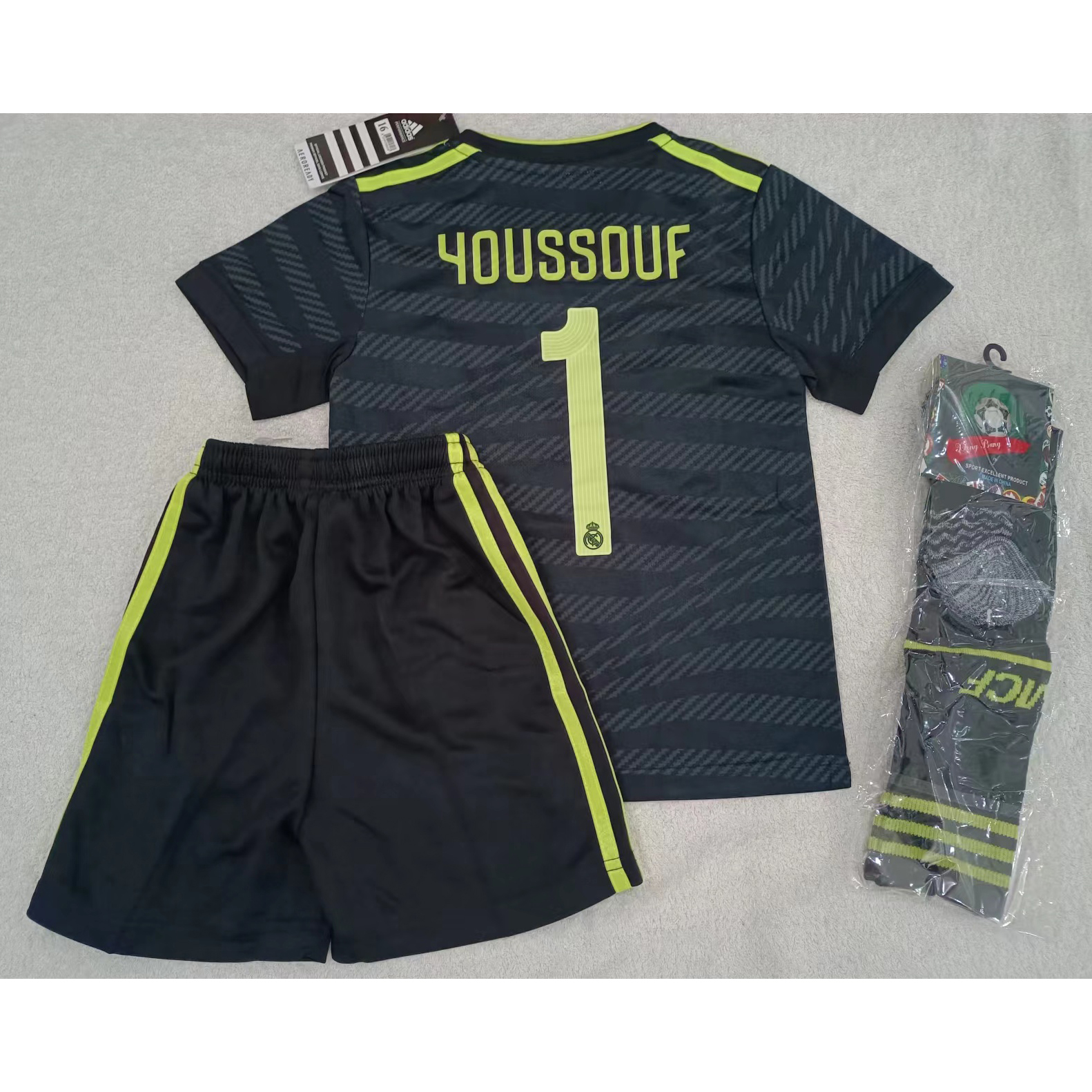 max maillots produits à prix réduits 2302110 Enfant Real Madrid YOUSSOUF 1 + Chaussettes Taille 16 Noir