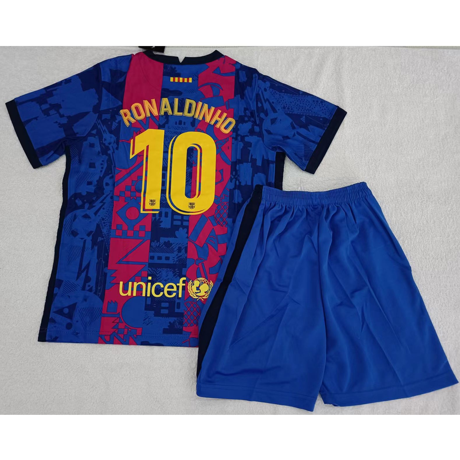 max maillots produits à prix réduits 2302111 Enfant Barcelone RONALDINHO 10 Taille 26 Bleu