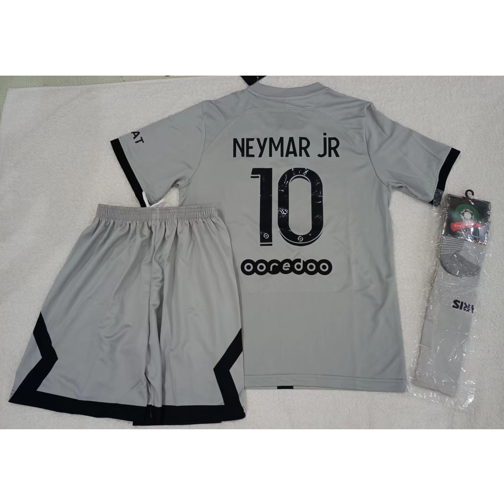 max maillots produits à prix réduits 2302118 Enfant Paris Saint Germain NEYMAR jR 10 + Chaussettes Taille 28 Gris