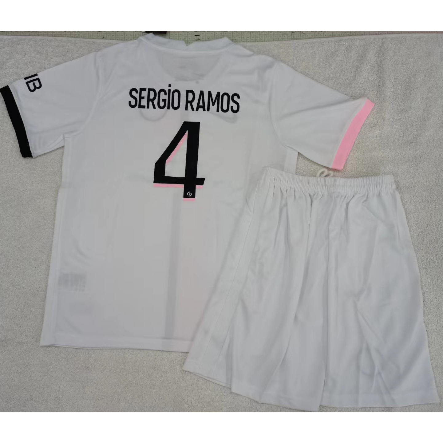 max maillots produits à prix réduits 2302126 Enfant Paris Saint Germain SERGiO RAMOS 4 Taille 28 Blanc