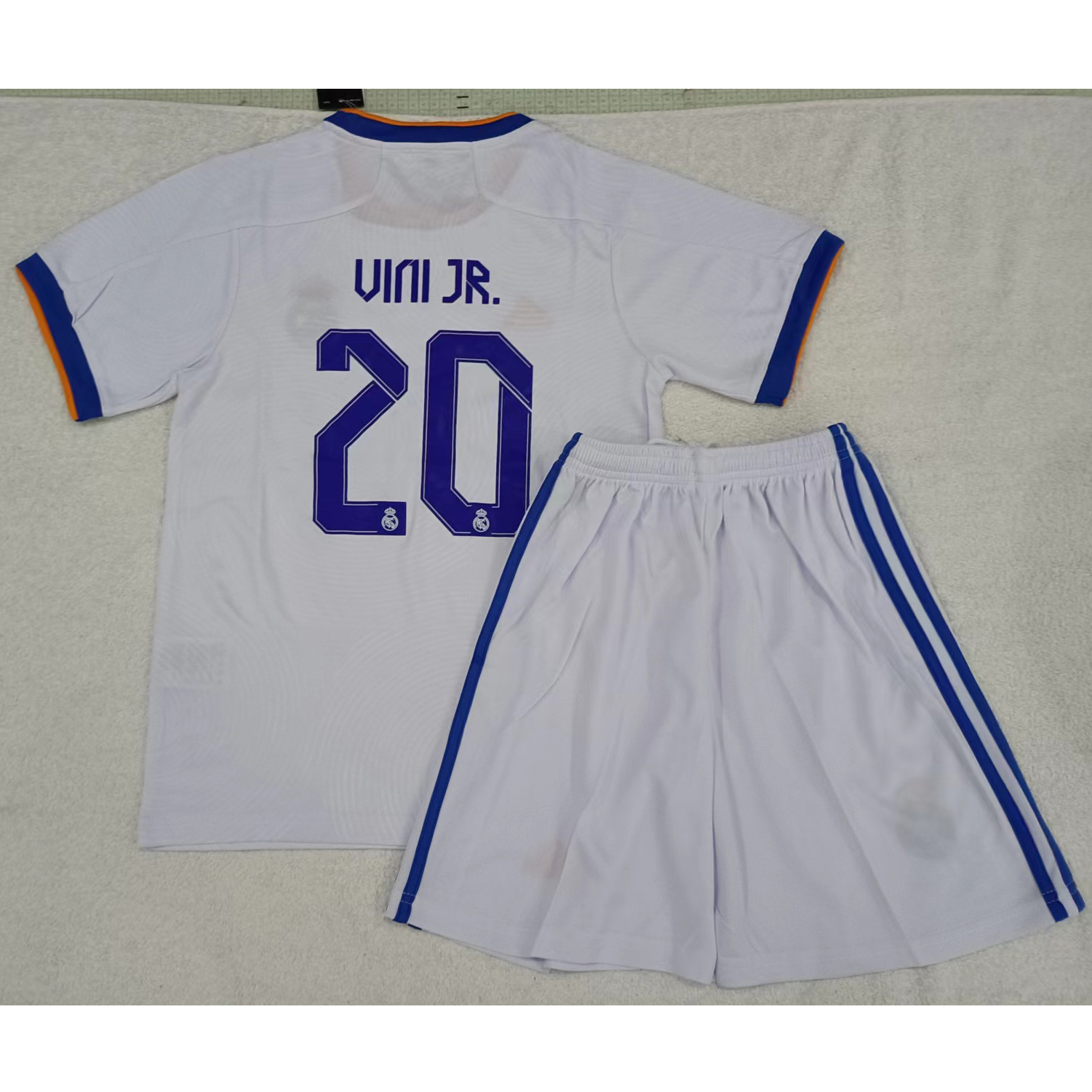 max maillots produits à prix réduits 2302127 Enfant Real Madrid UIII JR. 20 Taille 28 Blanc