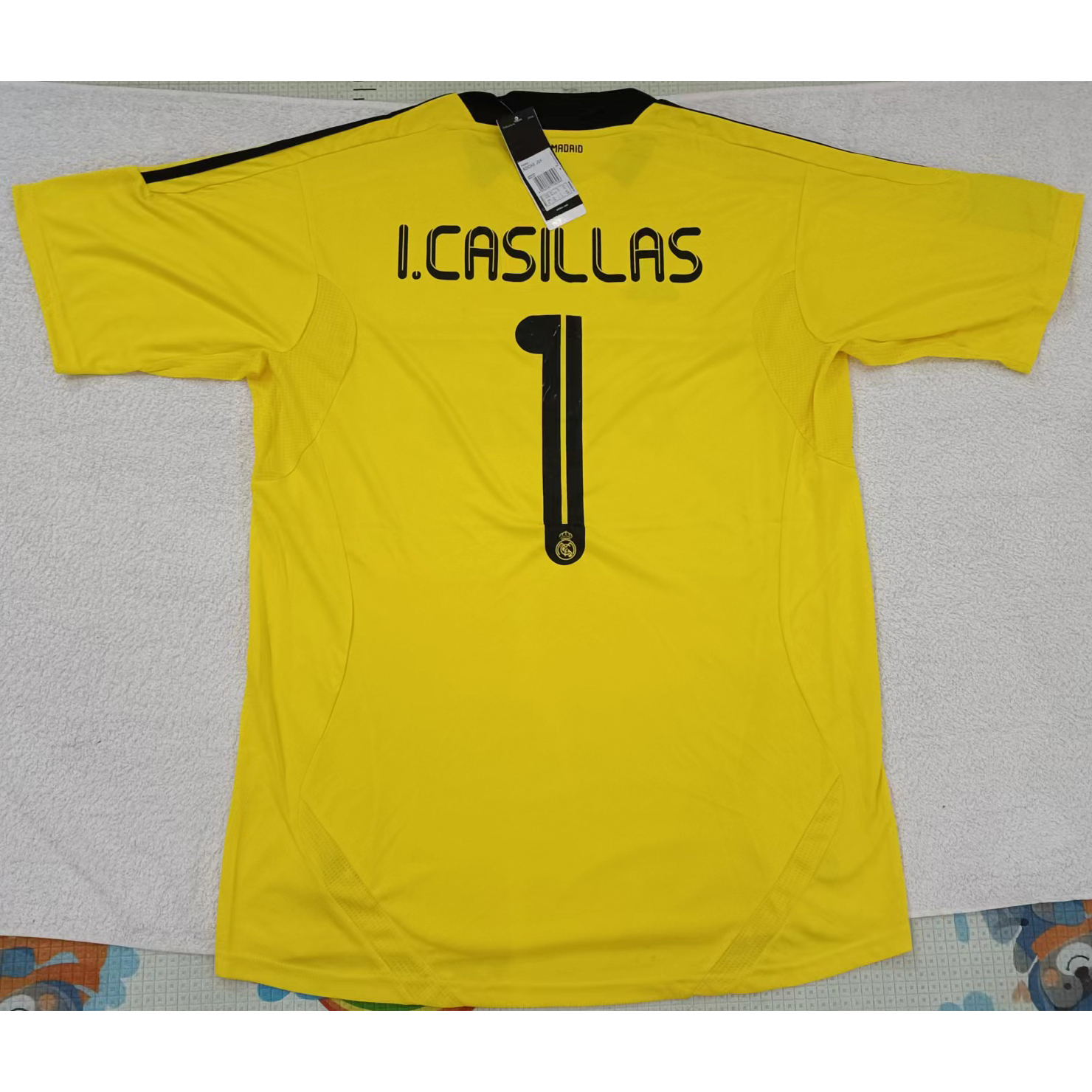 max maillots produits à prix réduits 2302173 Real Madrid I.CASILLAS 1 Taille XL Jaune